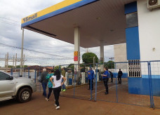 Fiscais do Procon atuando em postos de combustíveis em Dourados