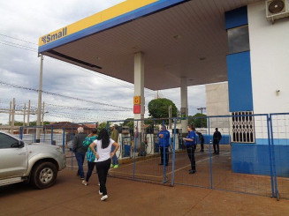 Fiscais do Procon atuando em postos de combustíveis em Dourados