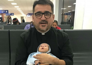 Padre  adota bebê com Down