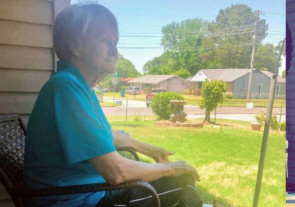 Menino de 7 anos visita idosa todo dia pra saber se está bem!