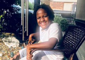 Menino de 7 anos visita idosa todo dia pra saber se está bem!