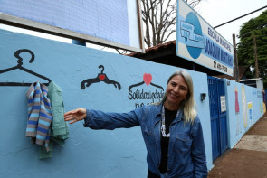 Escola Joaquim Murtinho mantém Muro da Solidariedade para doação de roupas e agasalhos