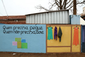 Escola Joaquim Murtinho mantém Muro da Solidariedade para doação de roupas e agasalhos