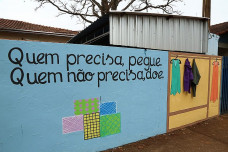 Cabide da Solidariedade na escola Joaquim Murtinho pode receber peças de roupa, agasalhos e brinquedos de quem quiser doar