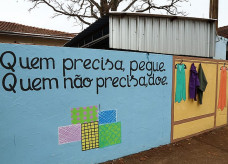 Cabide da Solidariedade na escola Joaquim Murtinho pode receber peças de roupa, agasalhos e brinquedos de quem quiser doar