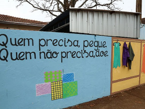 Cabide da Solidariedade na escola Joaquim Murtinho pode receber peças de roupa, agasalhos e brinquedos de quem quiser doar
