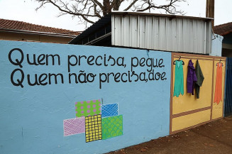Cabide da Solidariedade na escola Joaquim Murtinho pode receber peças de roupa, agasalhos e brinquedos de quem quiser doar