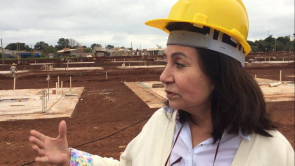 Délia visita primeiro residencial  popular iniciado em sua gestão