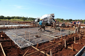 Délia visita primeiro residencial  popular iniciado em sua gestão