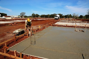 Délia visita primeiro residencial  popular iniciado em sua gestão