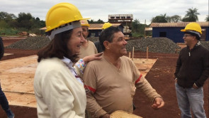 Délia visita primeiro residencial  popular iniciado em sua gestão
