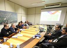 Alan durante a visita e apresentação feita por representantes do HU-UFGD