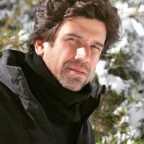 Laura Muller é surpreendida  pelo namorado, no 'Altas Horas'