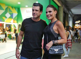 Laura Muller é surpreendida  pelo namorado, no 'Altas Horas'