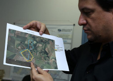 Secretário Carlos Dobes, de Planejamento, mostra mapa com alteração da área urbana de distrito