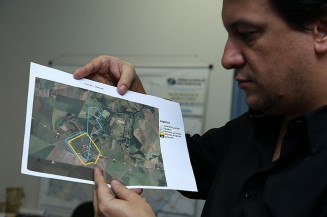 Secretário Carlos Dobes, de Planejamento, mostra mapa com alteração da área urbana de distrito