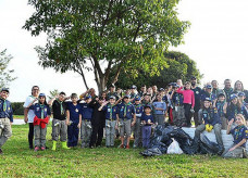 Grupo coletou quase 50 quilos de material poluente às margens do lago do Parque Arnulfho Fioravante