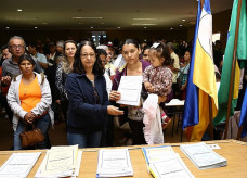 Mais 250 famílias moradoras em loteamentos sociais receberam as escrituras de seus imóveis nesta quarta-feira