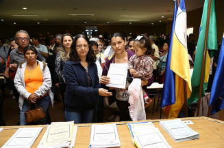 Mais 250 famílias moradoras em loteamentos sociais receberam as escrituras de seus imóveis nesta quarta-feira