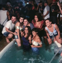 Anitta grava clipe na casa onde foi criada no subúrbio