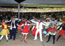 Apresentações, praça de alimentação e parque de diversões foram atrações da festa junina douradense