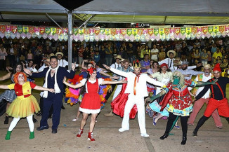 Apresentações, praça de alimentação e parque de diversões foram atrações da festa junina douradense
