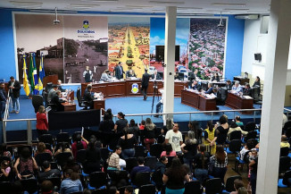 A sessão foi realizada na noite desta segunda-feira (25) na Casa de Leis