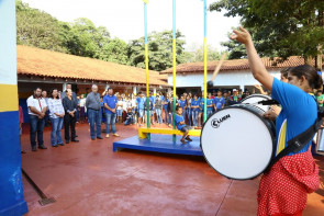 Délia entrega instrumentos para criação  de fanfarra em escola de Macaúba