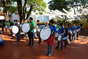 Délia entrega instrumentos para criação  de fanfarra em escola de Macaúba