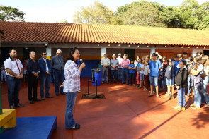 Délia entrega instrumentos para criação  de fanfarra em escola de Macaúba