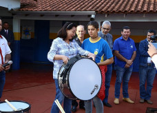 Prefeita Délia entrega equipamentos para fanfarra e realiza sonho de comunidade escolar