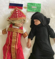 Mãe de gêmeas veste roupas típicas dos dois países que disputam cada partida na Copa do Mundo