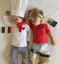 Mãe de gêmeas veste roupas típicas dos dois países que disputam cada partida na Copa do Mundo