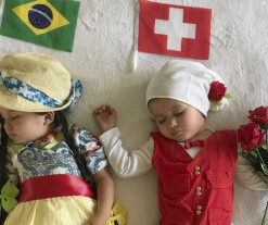 Mãe de gêmeas veste roupas típicas dos dois países que disputam cada partida na Copa do Mundo