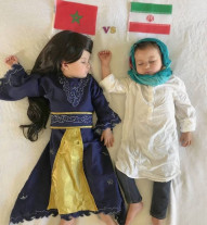 Mãe de gêmeas veste roupas típicas dos dois países que disputam cada partida na Copa do Mundo