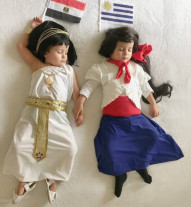 Mãe de gêmeas veste roupas típicas dos dois países que disputam cada partida na Copa do Mundo