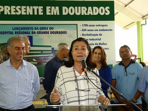 Prefeita Délia Razuk discursando durante cerimônia de entrega e anúncio de obras em Dourados