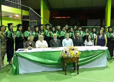 Grupo de formandos com representantes da escola e das secretarias municipal e estadual de Educação