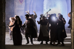 Elenco de 'Deus Salve o Rei' grava clipe de funk com paródia sobre a novela