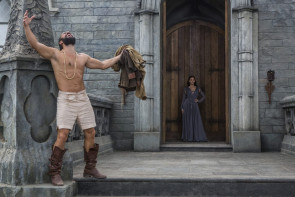 Elenco de 'Deus Salve o Rei' grava clipe de funk com paródia sobre a novela