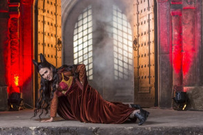 Elenco de 'Deus Salve o Rei' grava clipe de funk com paródia sobre a novela