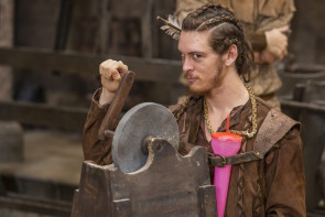 Elenco de 'Deus Salve o Rei' grava clipe de funk com paródia sobre a novela