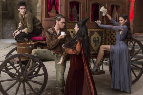 Elenco de 'Deus Salve o Rei' grava clipe de funk com paródia sobre a novela