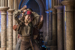 Elenco de 'Deus Salve o Rei' grava clipe de funk com paródia sobre a novela