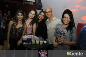 Tequileiro reúne família e amigos em comemoração de seu aniversário