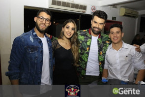 Tequileiro reúne família e amigos em comemoração de seu aniversário