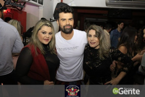 Tequileiro reúne família e amigos em comemoração de seu aniversário