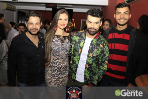 Tequileiro reúne família e amigos em comemoração de seu aniversário