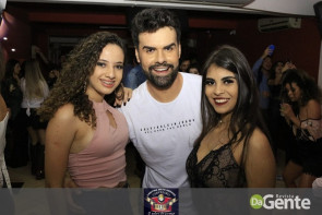 Tequileiro reúne família e amigos em comemoração de seu aniversário