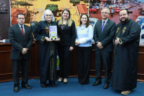 Escritora Ruth Hellmann recebe prêmio durante sessão da Câmara de Dourados